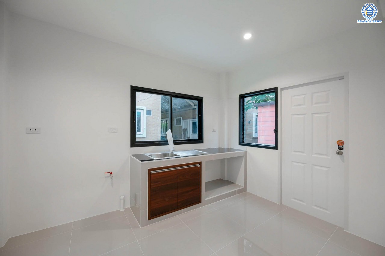 บ้านเดี่ยวมือสอง ตกแต่งใหม่ โครงการ ศศิธร บางบอน3 รองรับทุกความสุข เนื้อที่ 65.3 ตร.ว. ฟังก์ชัน 3 ห้องนอน 3 ห้องน้ำ 1 ห้องอเนกประสงค์ จอดรถได้ 2 คัน บนทำเลเดินทางสะดวก ใกล้รถไฟฟ้าสายสีน้ำเงิน "สถานีหลักสอง" และจุดขึ้นทางด่วน "พระราม2" และ The Mall บางแค